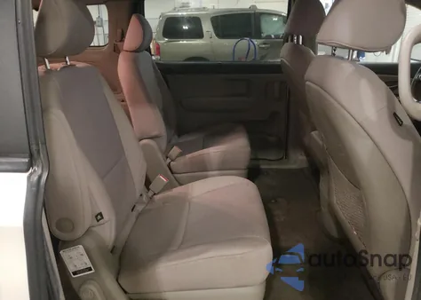 2016 Kia Sedona Lx z USA, uszkodzony, nr VIN KNDMB5C15G6164218